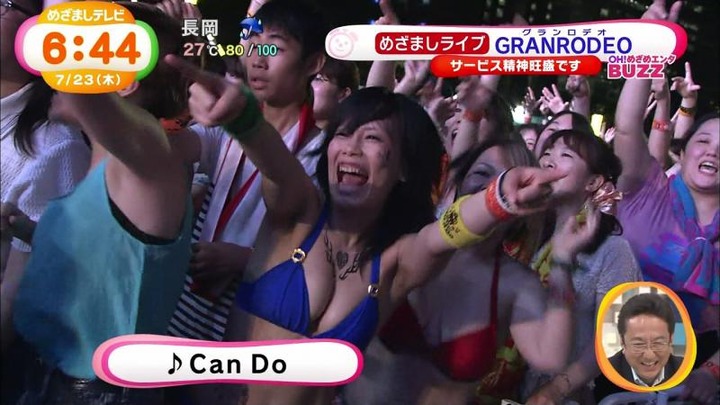 都心で素人水着ギャルが踊ってるエロ画像 27