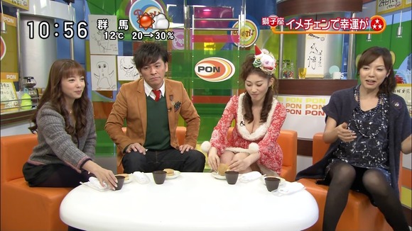 AKBや女子アナのパンチラ、胸チラがエロいTVキャプ画像40枚 4