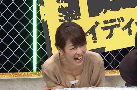 【女子アナエロ画像】カトパンが出演してたら巨乳胸チラチェックする男急増中ｗｗｗｗｗ 10
