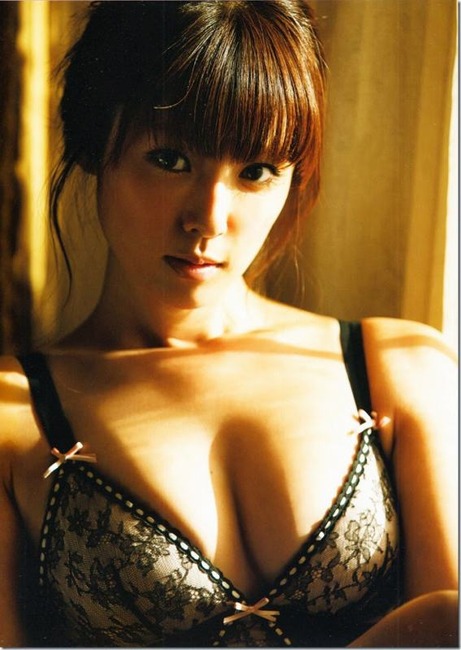 深田杏子/深キョンの黒下着姿がセクシーな画像 1
