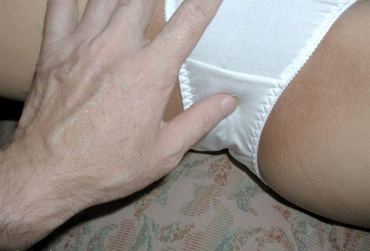 パンツ履いたまま手マンで犯されてる女の子のエロ画像30枚 5