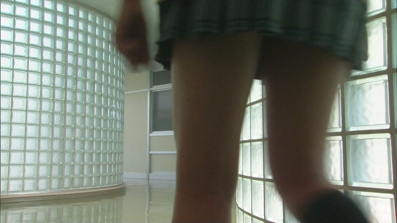 西内まりやがJK制服姿でアソコ抑えてるエロ画像 18