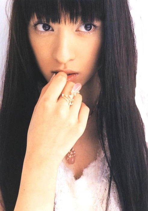 栗山千明　女優の胸の谷間や網タイツがエロい画像 21