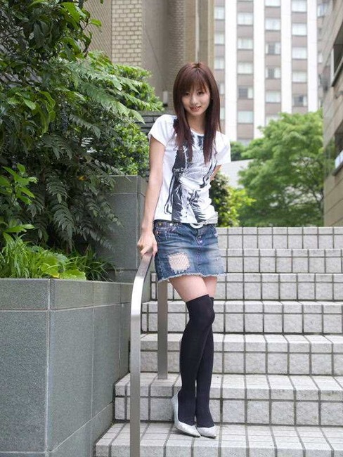ミニスカートが似合う美脚な女の子のエロ画像30枚 11