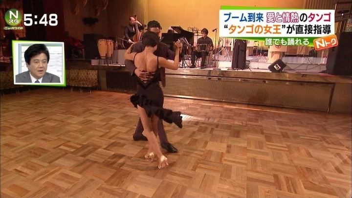 女子アナ・アイドルの抜けるパンチラや胸チラ画像まとめ100枚 32
