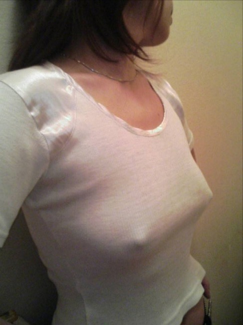ノーブラで乳首が透けてる素人のエロ画像 14