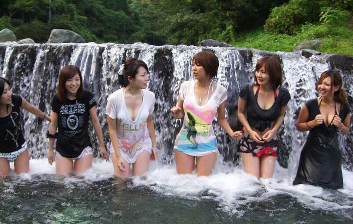 海ではしゃいでる素人のエロ水着画像80枚 14