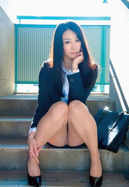 階段でパンチラしてる女の子のエロ画像 24