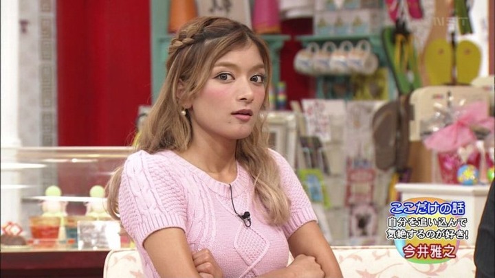 【画像】ローラの着衣巨乳や太ももに興奮する 13