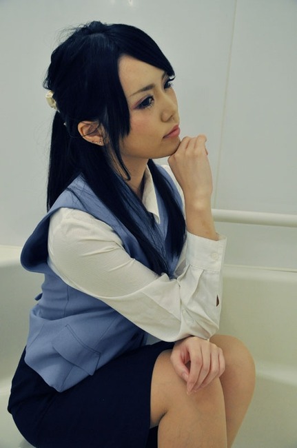 【画像あり】スーツ姿のOLが制服のまま風呂に入る光景が最高すぎる 3