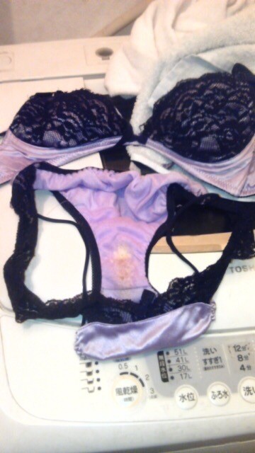 洗濯機の中にある素人のシミ付きパンツってエロいよね 2
