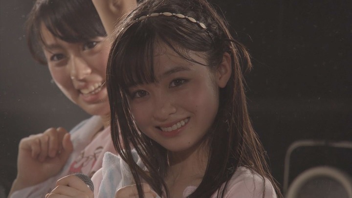 【画像あり】橋本環奈のTシャツ胸強調がイラやしい 27