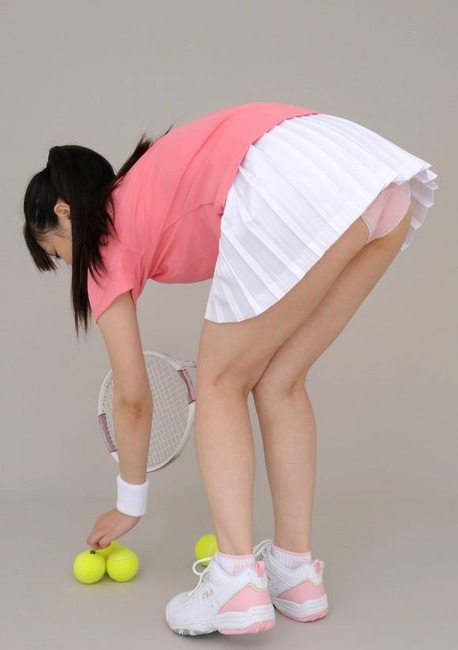 テニスウェアでパンチラしてる女の子のエロ画像30枚 8