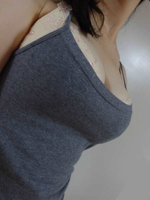 後ろからモミモミしたい着衣巨乳な女の子のエロ画像 3