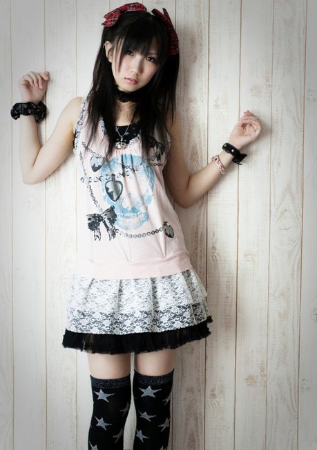 太ももをさすりたくなるアイドルのエロ画像30枚 13