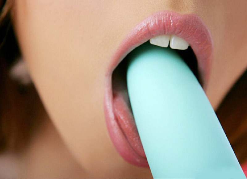 柔らかそうな舌や唇のお姉さんのエロ画像 25