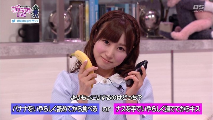 初川みなみ　AV女優が自らM字開脚パンチラしてるキャプ画像 13