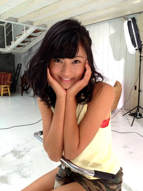 小島 瑠璃子・こじるりのピンク色の競泳水着がエロい画像など40枚 24