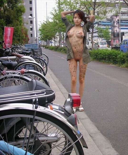 【動画あり】ドイツの博物館で美女が全裸パフォーマンスという驚きの行動！　アソコも丸見え 10