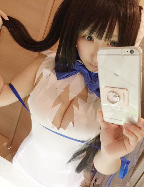 ダンジョンに出合いを求めるのは間違っているだろうかのヘスティア様のコスプレしてる素人女神のエロ画像 24