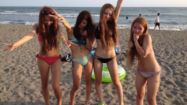 海ではしゃいでる素人のエロ水着画像 36