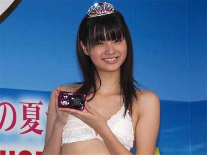 新川優愛のくびれがエロい画像 5