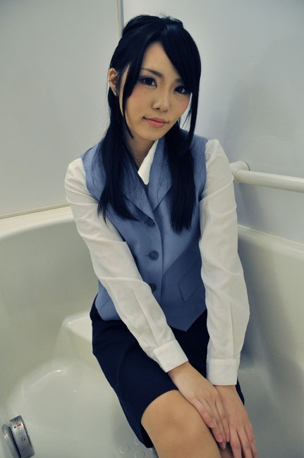 【画像あり】スーツ姿のOLが制服のまま風呂に入る光景が最高すぎる 4