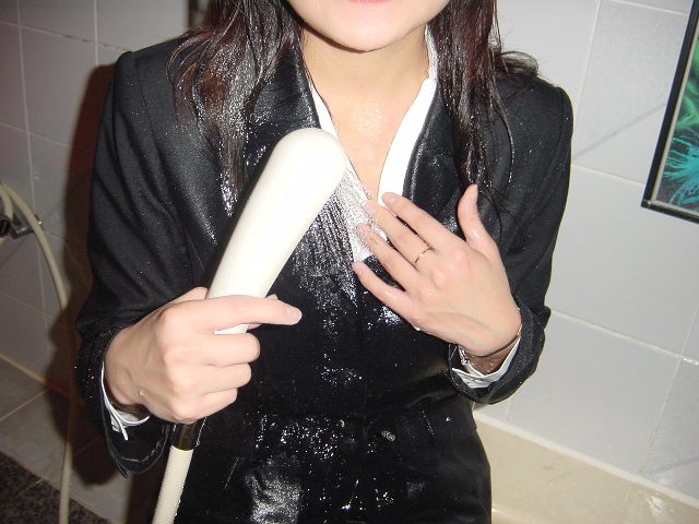 【画像あり】スーツ姿のOLが制服のまま風呂に入る光景が最高すぎる 32