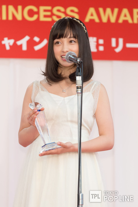 橋本環奈ちゃんの白いドレス姿が美しい 18