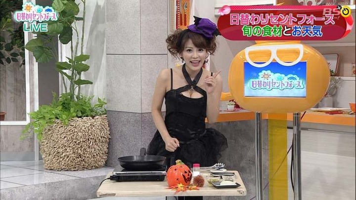 美馬怜子 お天気キャスターがハロウィンコスプレで胸の谷間を出してるエロ画像 11