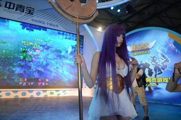 中国人巨乳コスプレイヤーがパンチラしてマンスジ見えてるエロ画像 19