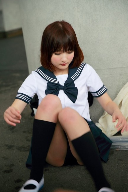 JKがM字開脚パンチラしてるエロ画像 27