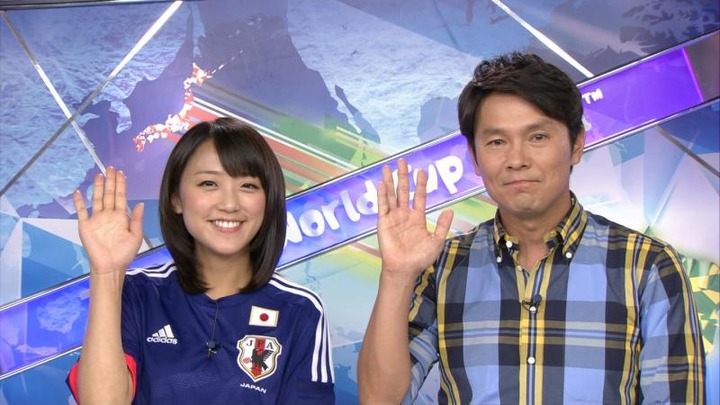 竹内由恵女子アナウンサーのサッカー日本代表コスプレが可愛い 16