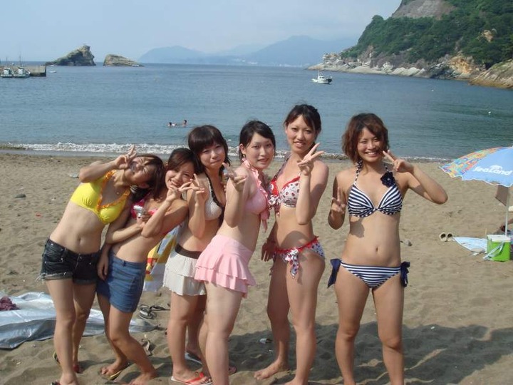 海ではしゃいでる素人のエロ水着画像80枚 64