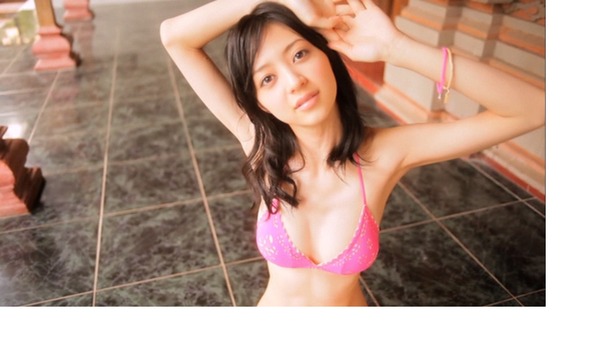 水玉ビキニでおっぱいの谷間がエロい逢沢りなのエロ画像 10