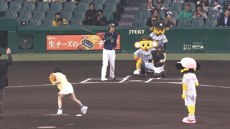 NMB48さや姉が始球式で足を上げてパンチラ　画像 4