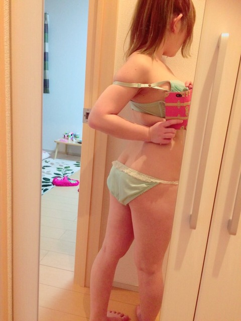 ロリカワ色白ギャルの彼女が毎日自撮りエロ写メ送ってくるのでお裾分けｗｗｗｗｗ（画像あり） 15