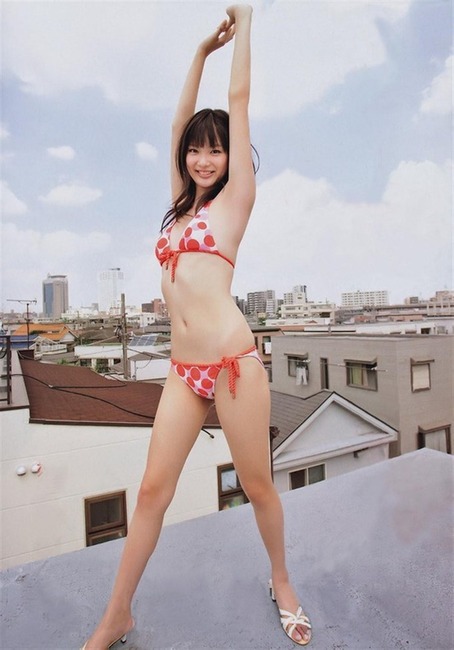 新川優愛のくびれがエロい画像 16