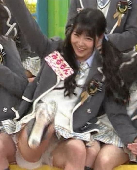 NMB48　白間美瑠が開脚パンチラしてるエロ画像 1