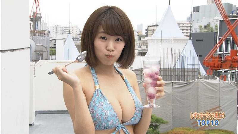 Iカップの菜乃花が水着姿でアイスを食べる 12