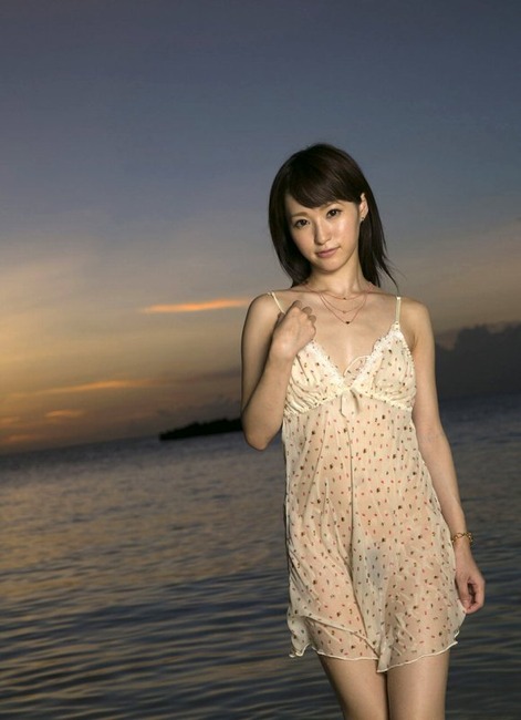 天使もえが海辺で脱いでるエロ画像100枚 59