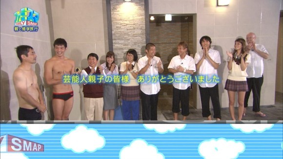 マギーがミニスカJKのコスプレでボウリング、パンツ見えそう 26