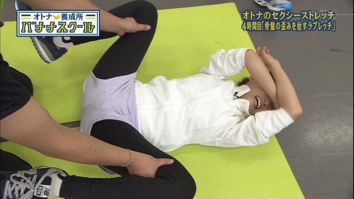 女子アナ・アイドルの抜けるパンチラや胸チラ画像まとめ100枚 46