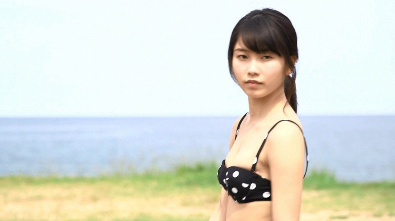 【画像54枚】アイドル・芸能人の抜ける胸チラなどエロgif画像 10
