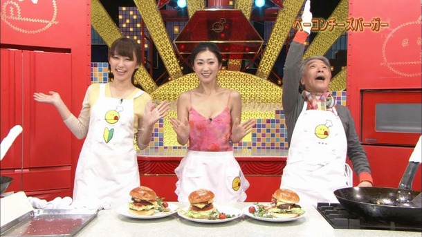 壇蜜がTVで胸の谷間見せながら料理してるエロ画像30枚 25