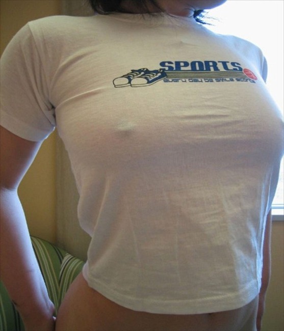 乳首が透けて見える女の子のエロ画像 14
