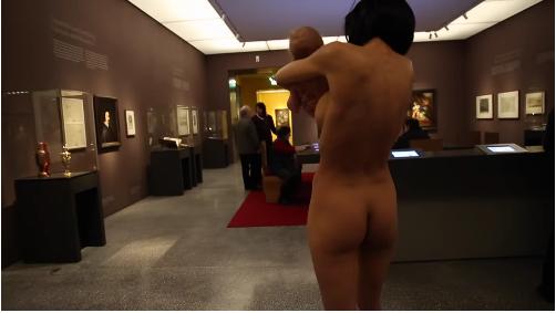 【動画あり】ドイツの博物館で美女が全裸パフォーマンスという驚きの行動！　アソコも丸見え 2