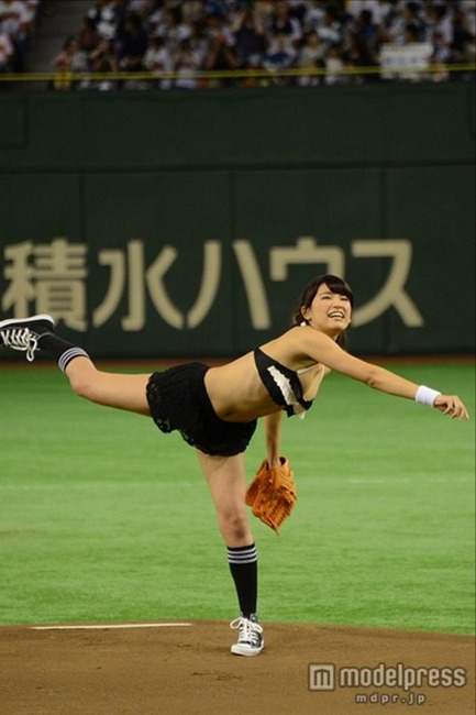久松郁実(18)ファッションモデルが乳首見えそうな格好で始球式してる画像 12
