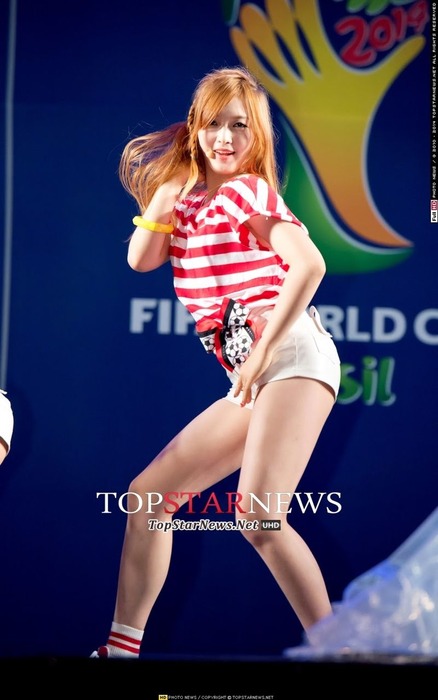 K-POPアイドルがミニスカダンスでパンツ見えそう 21