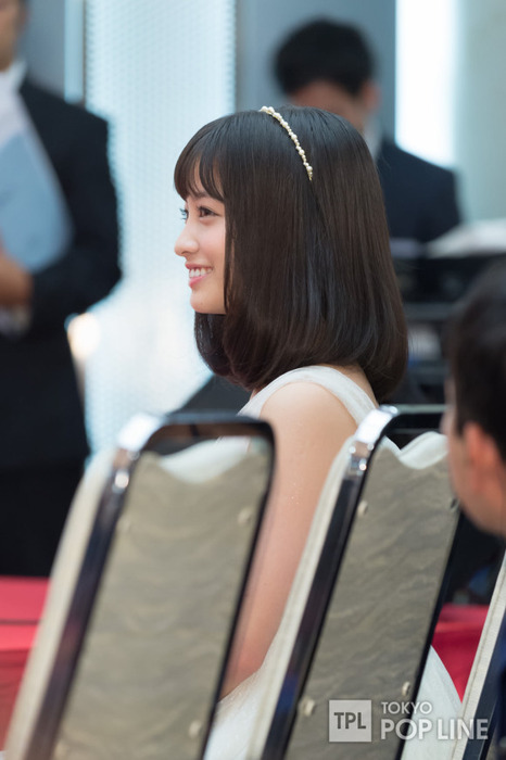 橋本環奈ちゃんの白いドレス姿が美しい 9